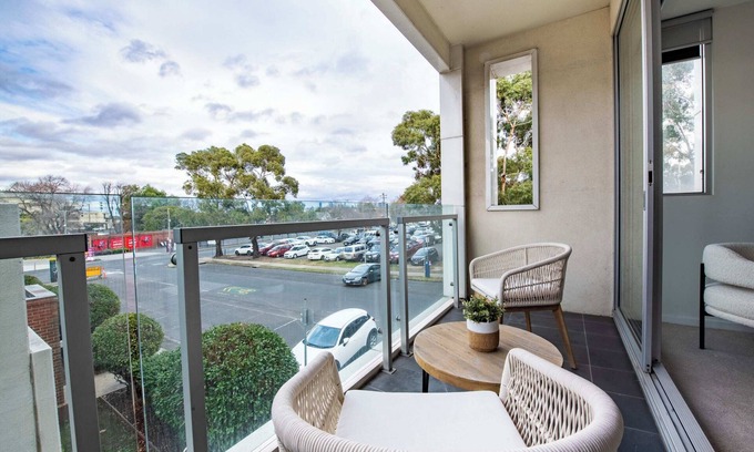 Moonee Ponds Apartment | Trackside Escape by Moonee Valley Racecourse