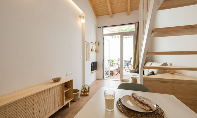 En Corts Apartment | Traditional Valencian House with Shared Terrace I by Florit Flats
