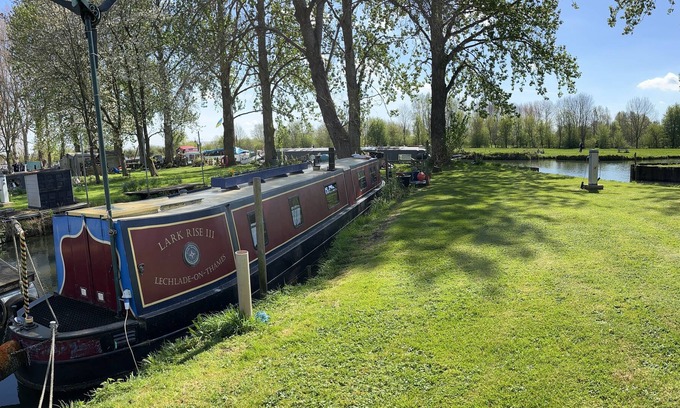Lechlade Boat Rental | Traditional Narrowboat with river view - close to The Cotswolds