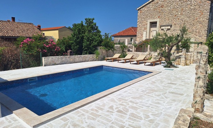 Sveti Filip i Jakov House | Traditions stone house, minutes from the beach