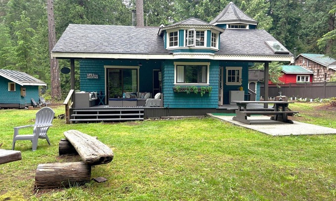 Savary Island House | Trailer in back yard
