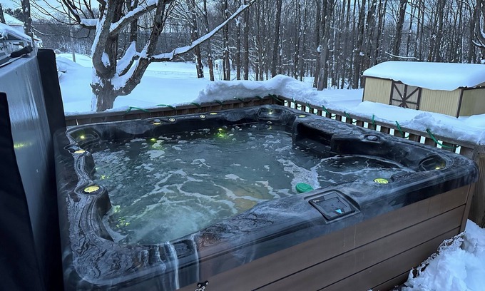 Wakefield House | Trailside #3 ~ Winter Fun Retreat! Ski, Snowboard, Snowmobile, Hot Tub, Hiking!