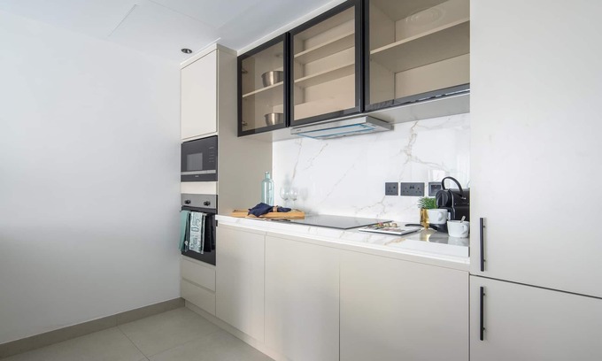 Al Sabkha Apartment | Tranquil 1BR with Community Views in The Greens