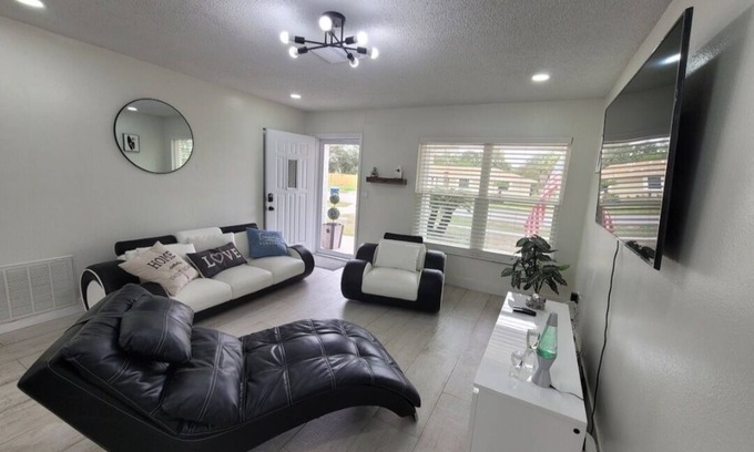 Berkeley Manor House | Tranquil 2-bedroom house with AC in Spring Hill