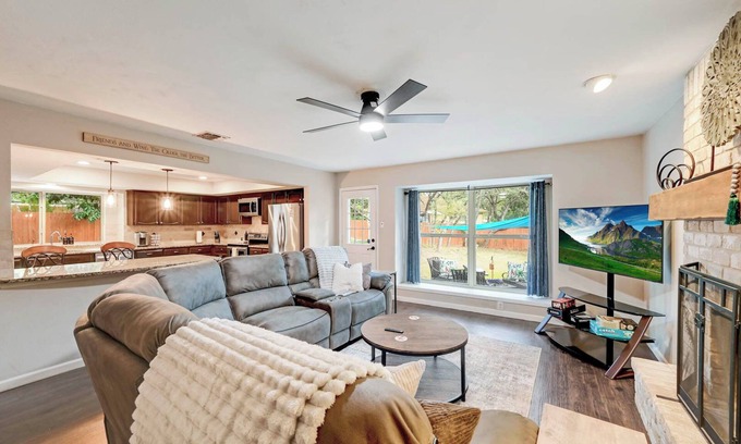 Great Northwest House | Tranquil 5-bedroom house with AC in San Antonio 15 minute toJBSA- Lackland