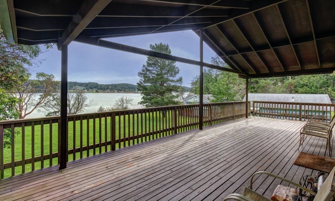 Lopez Island House | Tranquil Bayfront Home with Covered Deck & Large Lawn - Close to Beach