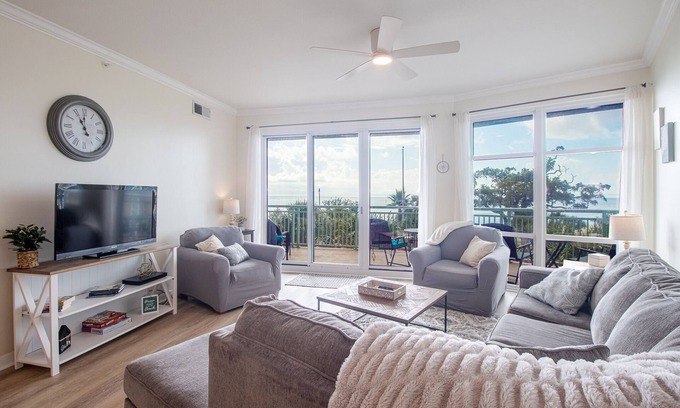 Gulfport Condo | Tranquil Beach Front 2Bed 2Bath Condo with large patio - Family Friendly