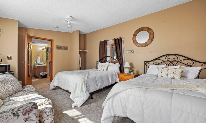 Deadwood Apartment | Tranquil Cabin Getaway in the Heart of Deadwood!