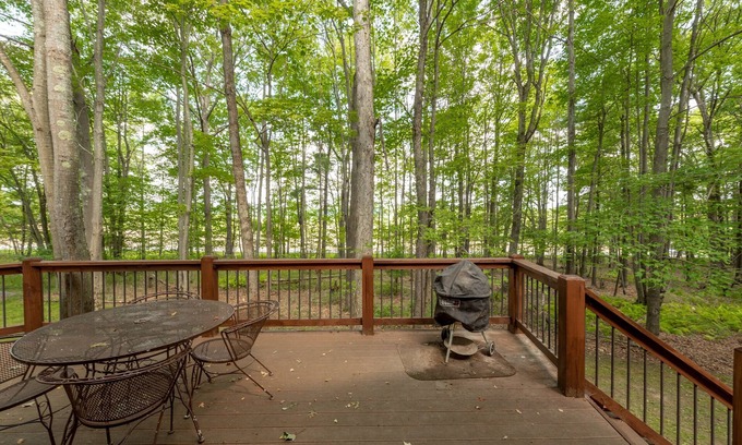 Blakeslee House | Tranquil Dog Friendly Escape w/Dock Slip