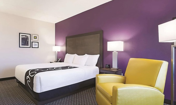 Myrtle Beach Hotel | Tranquil Hotel Room Perfect for Relaxing Beach Days & Swimming Fun