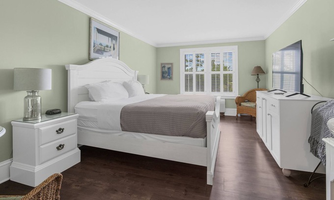 Historic Downtown Manteo Apartment | Tranquil House Inn - Downtown Waterfront Manteo - 1 King Standard Room 26