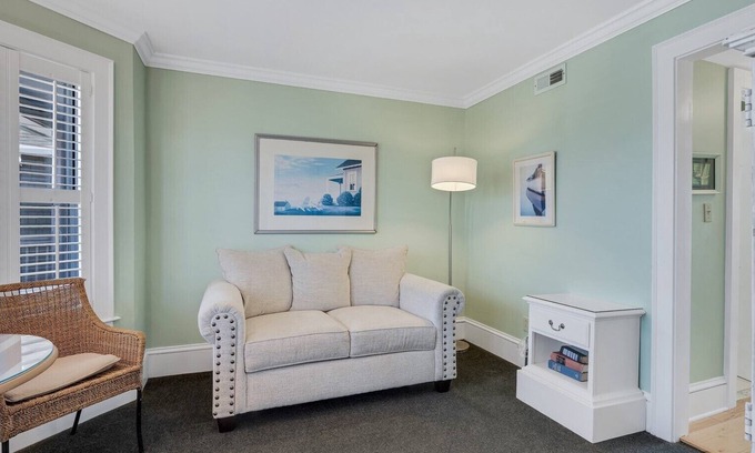 Historic Downtown Manteo Apartment | Tranquil House Inn - Downtown Waterfront Manteo - 1 Queen Suite Premium Rm 31