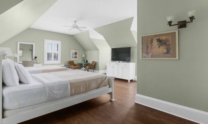 Historic Downtown Manteo Apartment | Tranquil House Inn - Downtown Waterfront Manteo - 2 Queens Large Premium Rm 36