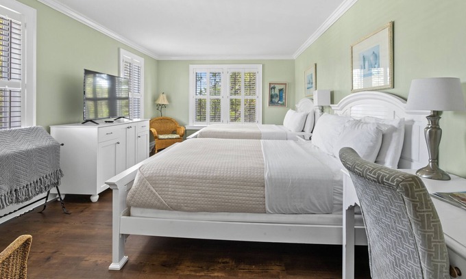 Historic Downtown Manteo Apartment | Tranquil House Inn - Downtown Waterfront Manteo - 2 Queens Premium Room 23