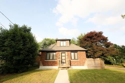 Niagara Falls House | Tranquil Retreat 5BR House With 3 Bath and Backyard, Located Minutes Away From The Falls