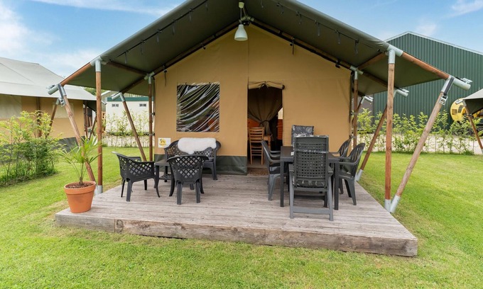 Zwiggelte House | Tranquil tent lodge in Zwiggelte with garden