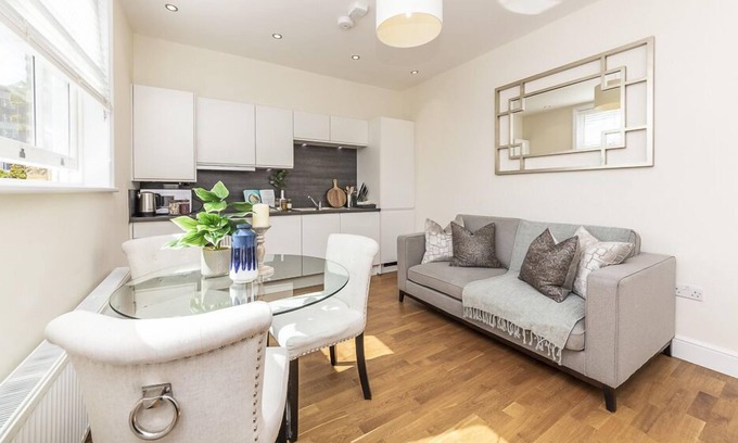 Ravenscourt Park Apartment | Tranquil Two Bedroom Apartment in Hammersmith