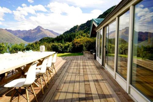 Sunshine Bay House | Tranquil Vacation Rental by Lake Wakatipu with Majestic Mountain Views in Queenstown, New Zealand