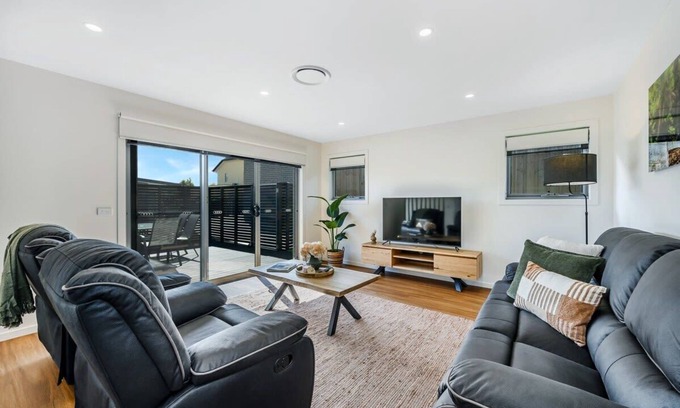 Warrane Villa | Tranquil Villa Two -2BR/2BA–10min to CBD-Airport