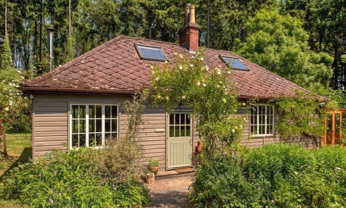 Wraxall House | Tranquil Woodland Cottage, 10 Min Drive to Clifton