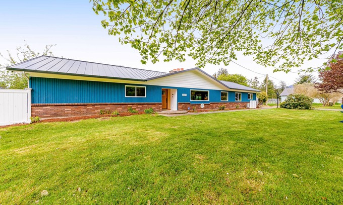 Tillamook Villa | TRASK RIVER FISHING LODGE: New Riverfront Luxury with acreage and great views!
