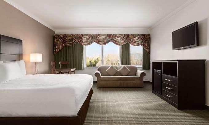 Baie Comeau Hotel | Travelodge by Wyndham Baie Comeau