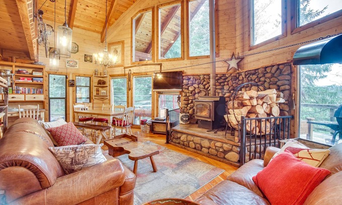 McCall Cabin | Tree-Lined McCall Cabin: Walk to Payette River!