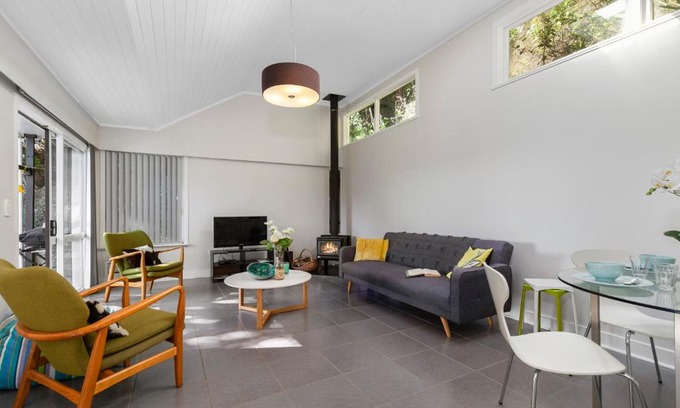 Snells Beach House | Tree Top Hideaway - Sandspit Holiday Home
