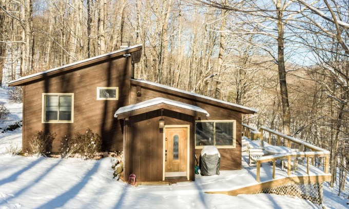 Fleischmanns Cabin | Tree Tops Retreat, A Stylish 3 BR Getaway with Hot Tub