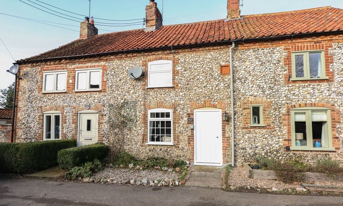 West Rudham House | TREECREEPER'S COTTAGE, pet friendly in Great Massingham