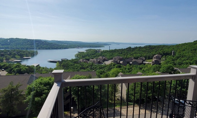 Indian Point Condo | Treehouse Condos - Branson