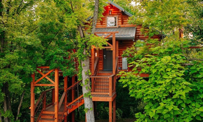 Millersburg Cabin | Treehouse Getaway with Hot Tub @ Cricket Hill