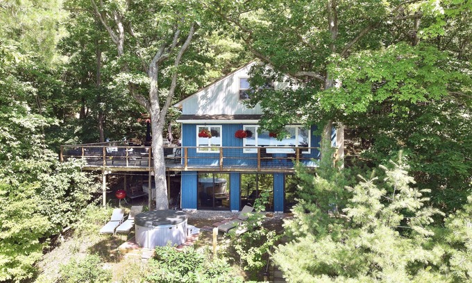 Rushville Cottage | Treehouse on Canandaigua Lake-5+ bdrm, Hot Tub!