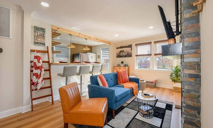 Parkville Apartment | Treehouse Suite | King BR | Spa bath | Calm Energy