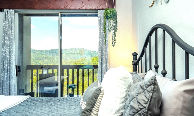 Indian Point Condo | Treehouse Vibes | No Stairs | 2BR w/Deck + Lake
