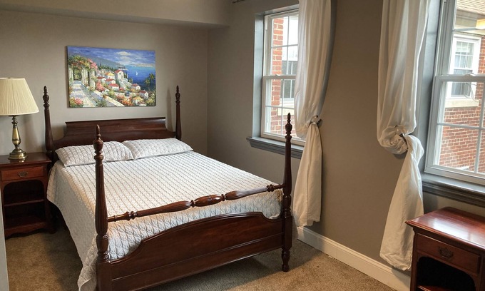 North Highland Apartment | Treetop Rosslyn with loft - Georgetown-walkable