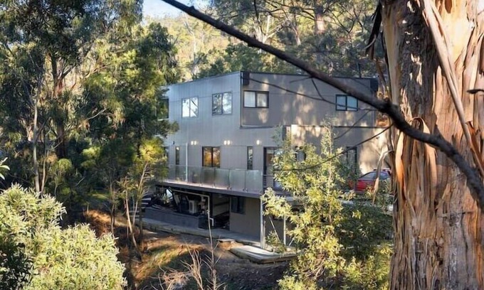 Taroona House | "Treetops Retreat" Sleeps 10, 3 Baths - Peaceful.