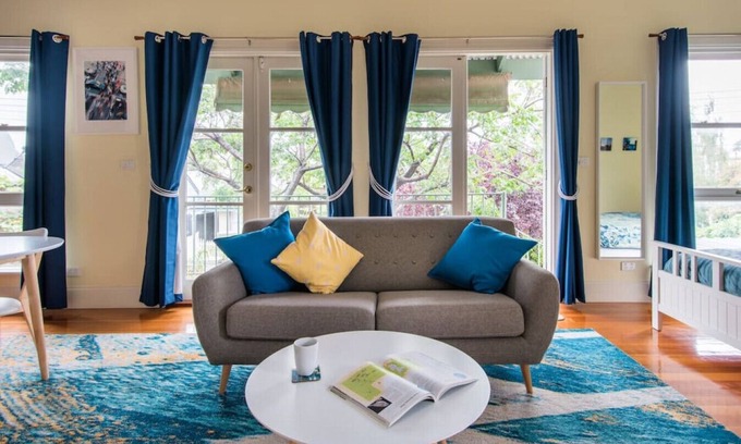 Fitzroy North Apartment | Treetops Studio, Bright and Roomy, in Fitzroy North
