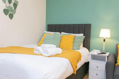 West Kensington Apartment | Trendy 1BR in West Kensington -opposite Station