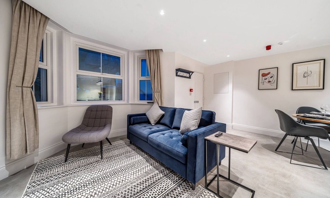 St Leonards-On-Sea Apartment | Trendy 2 bedroom and 2 bathroom apartment minutes from beach