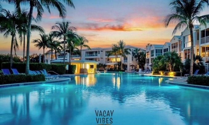 Rock Harbor House | Trendy 4BR Retreat in Key Largo –Pools, Beach, Marina, Coffee Bar, Pickleball
