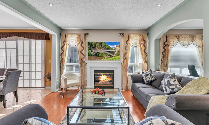 Brampton House | Trendy and Cozy - 4BR & 3.5WR - Spacious and Family Friendly Detached - Retreat