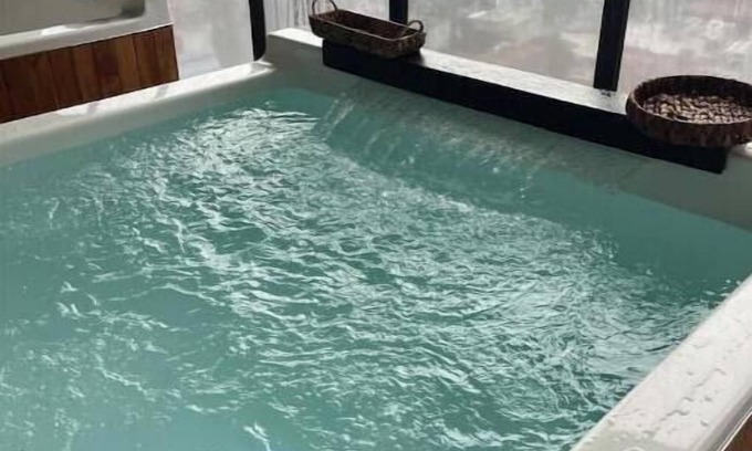 Anahuac Apartment | Trendy Apartment Jacuzzi & Gym