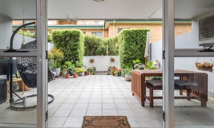 Braddon Apartment | Trendy Braddon 1-Bed Apartment with Lush Courtyard