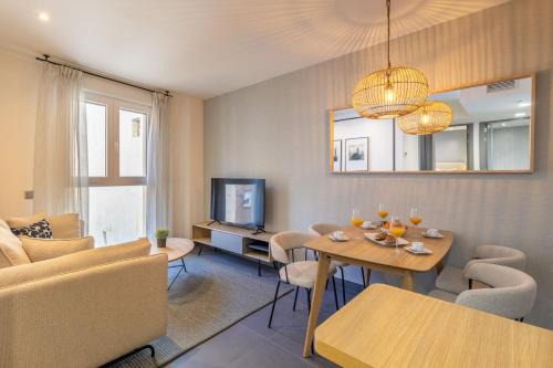 Barrio de La Latina Apartment | Trendy La Latina Escape for 3 Next to the Iconic Rastro Market Latina Toledo II