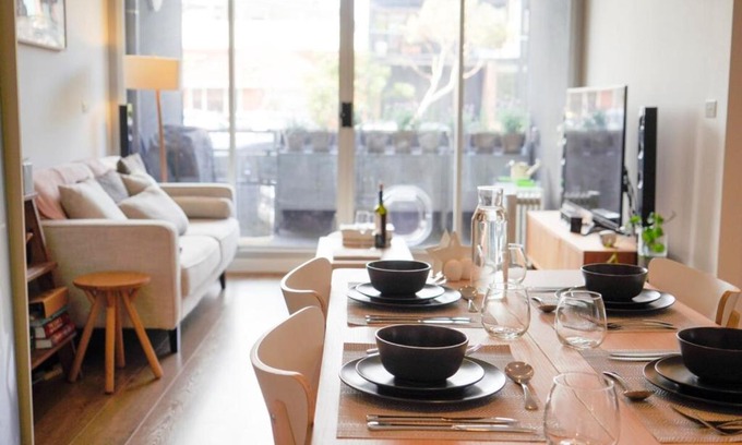Port Melbourne Apartment | Trendy Modern 2BD Apartment Close to Beach & City