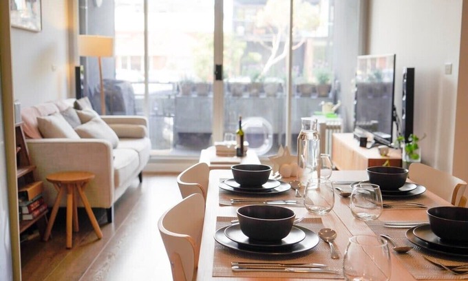Port Melbourne Apartment | Trendy Modern 2BD Apartment Close to Beach & City