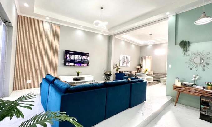 Cape Town House | Trendy spacious house with continuous wifi even during load shedding within Century City area