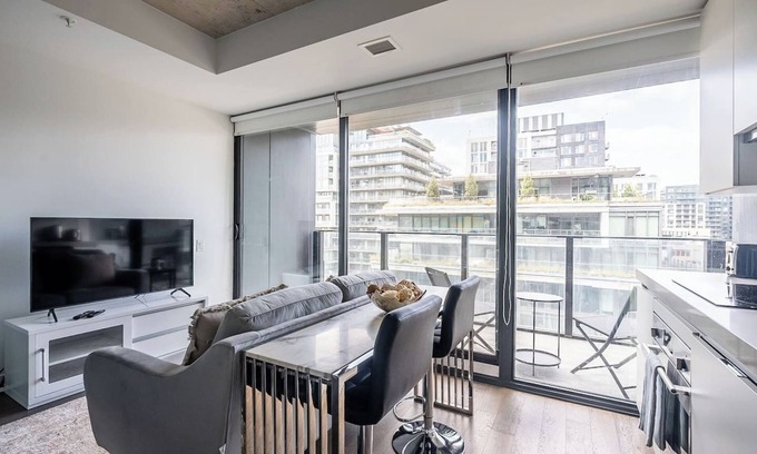 Wellington Place Apartment | Trendy & Stylish 1BR in Popular King West