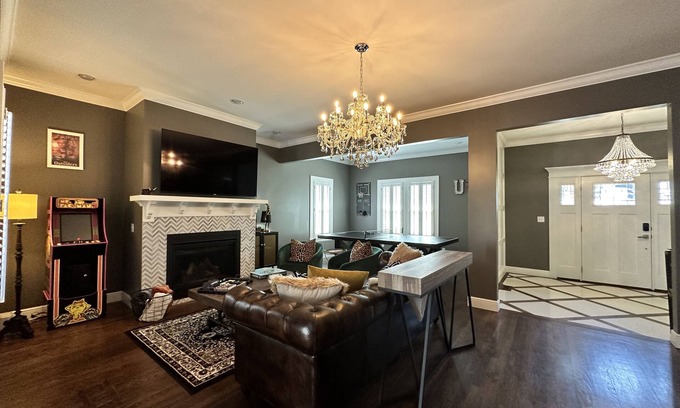 Tulsa House | Trendy Tulsa Speakeasy. Right in the middle of everything fun. No Cleaning Fee